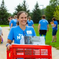 Alumna volunteers at Move-In